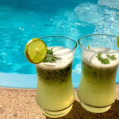 Suco refrescante de melão e salsinha