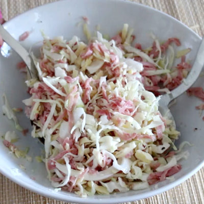 Salada especial de repolho, presunto e muçarela