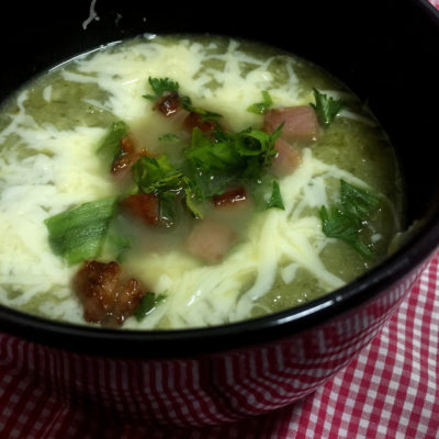 Sopa verde low carb com pimenta calabresa